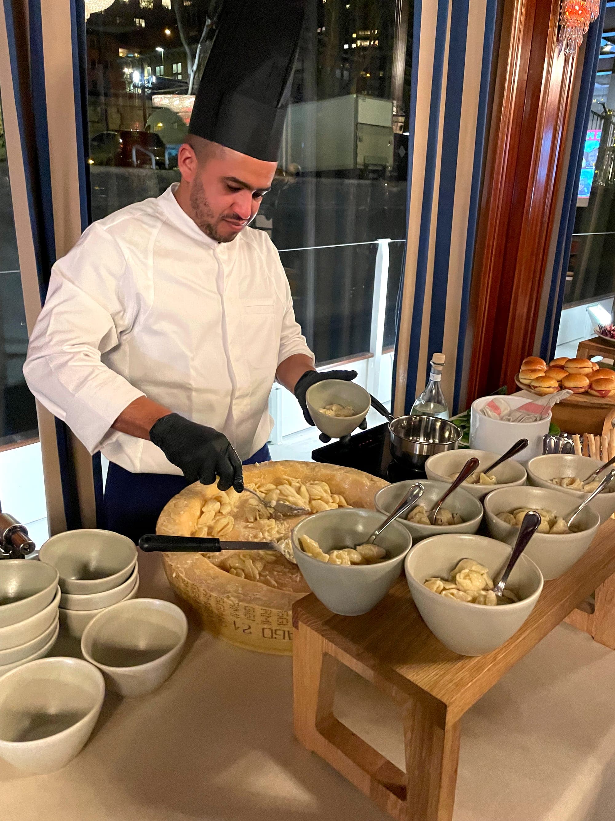Chef en poste sur une animation culinaire devant les invités