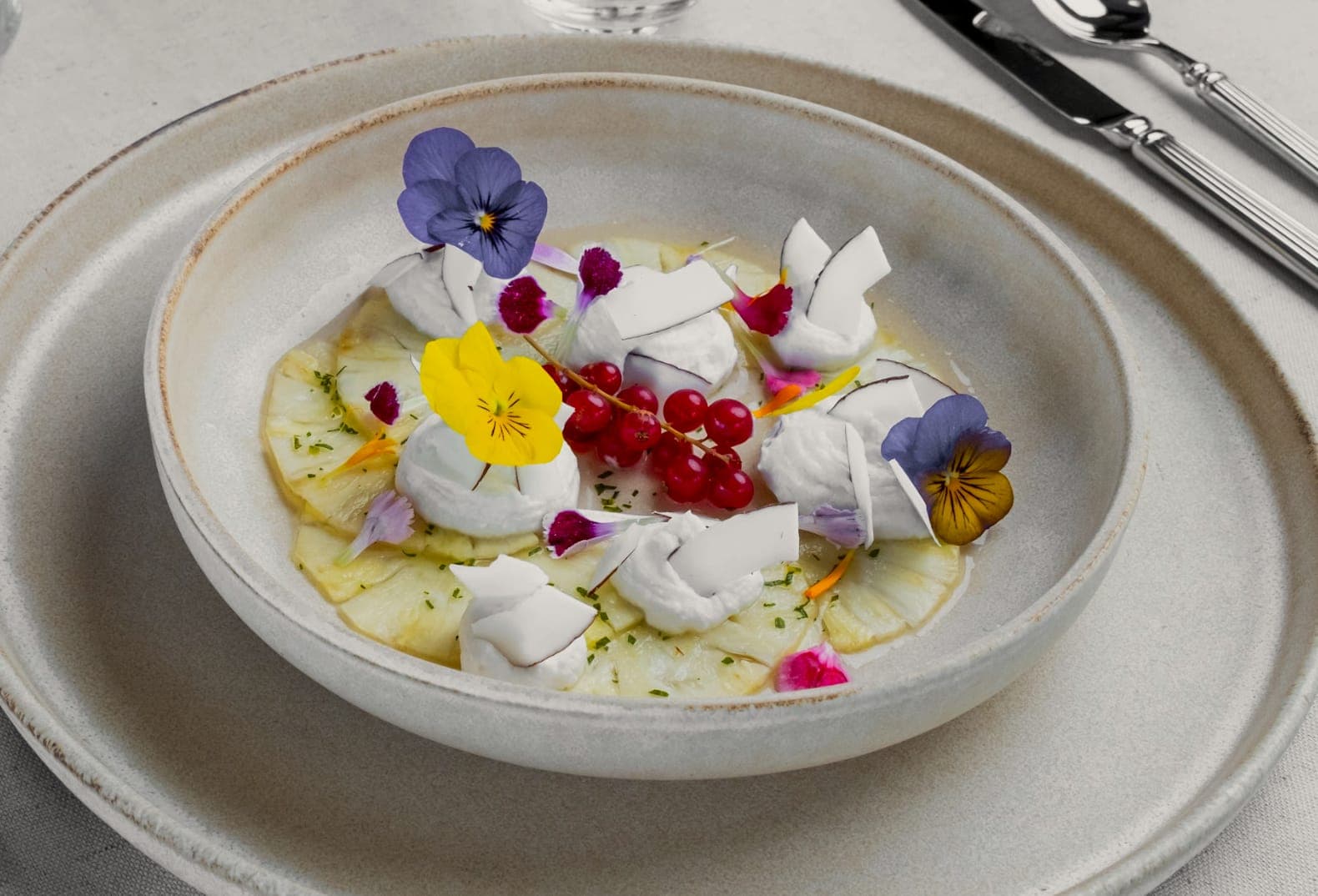 Carpaccio dressé à l'assiette et fleurs comestibles