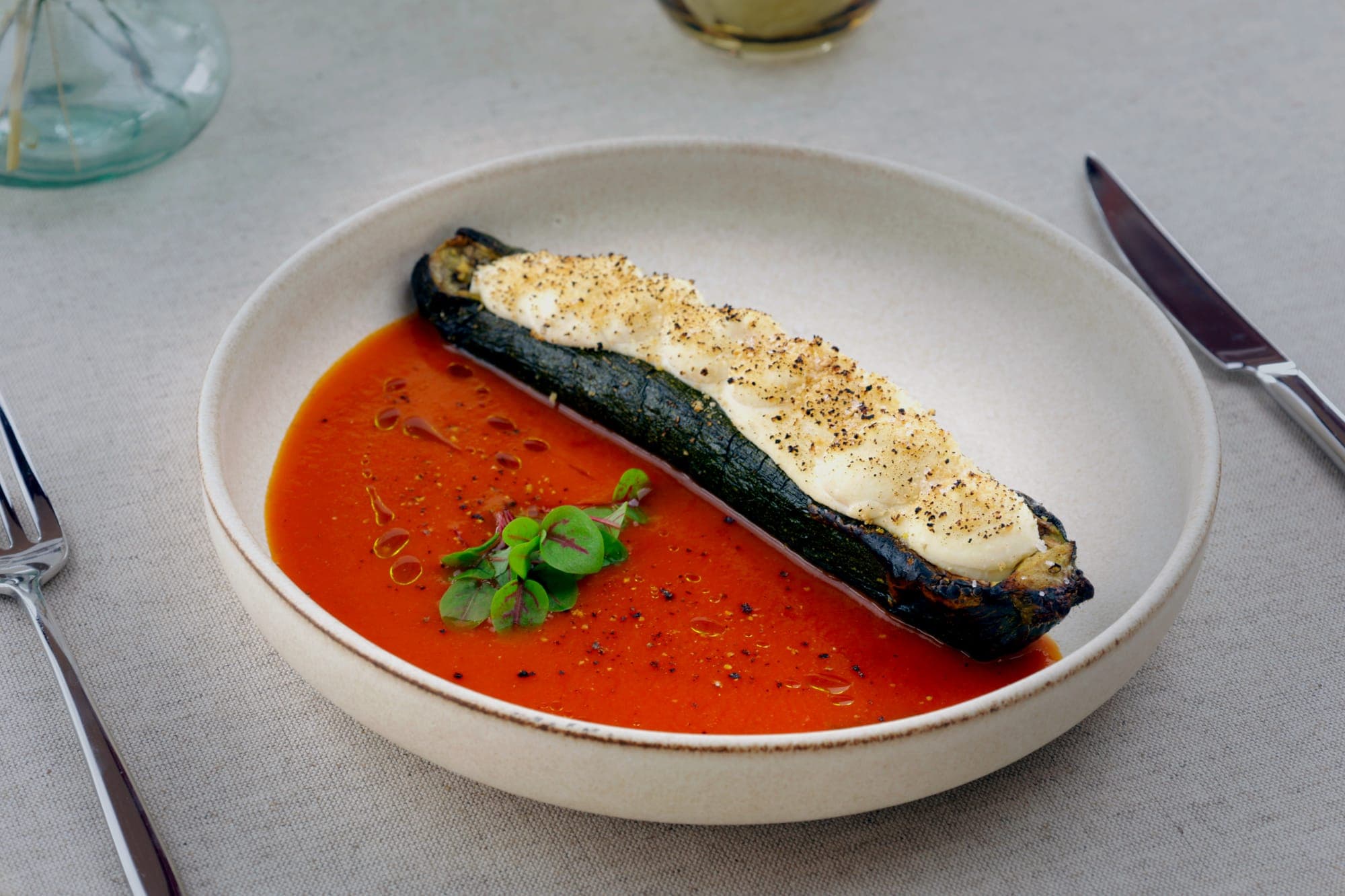 Courgette farcie à la ricotta dressée à l'assiette