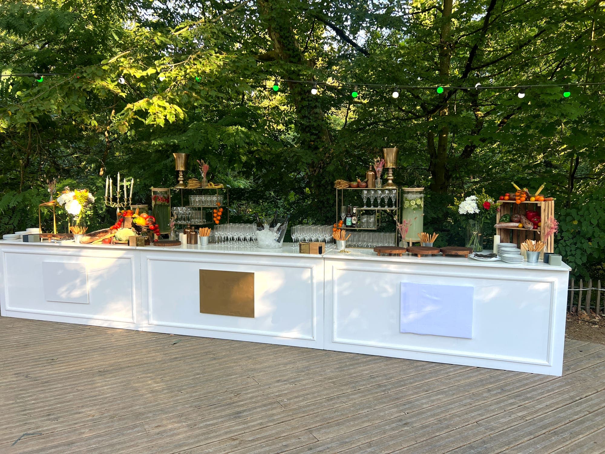 Bar monté en extérieur sous les arbres
