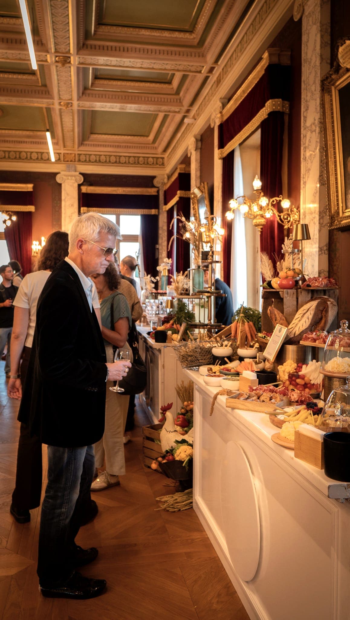 Invités le long du buffet pendant une réception