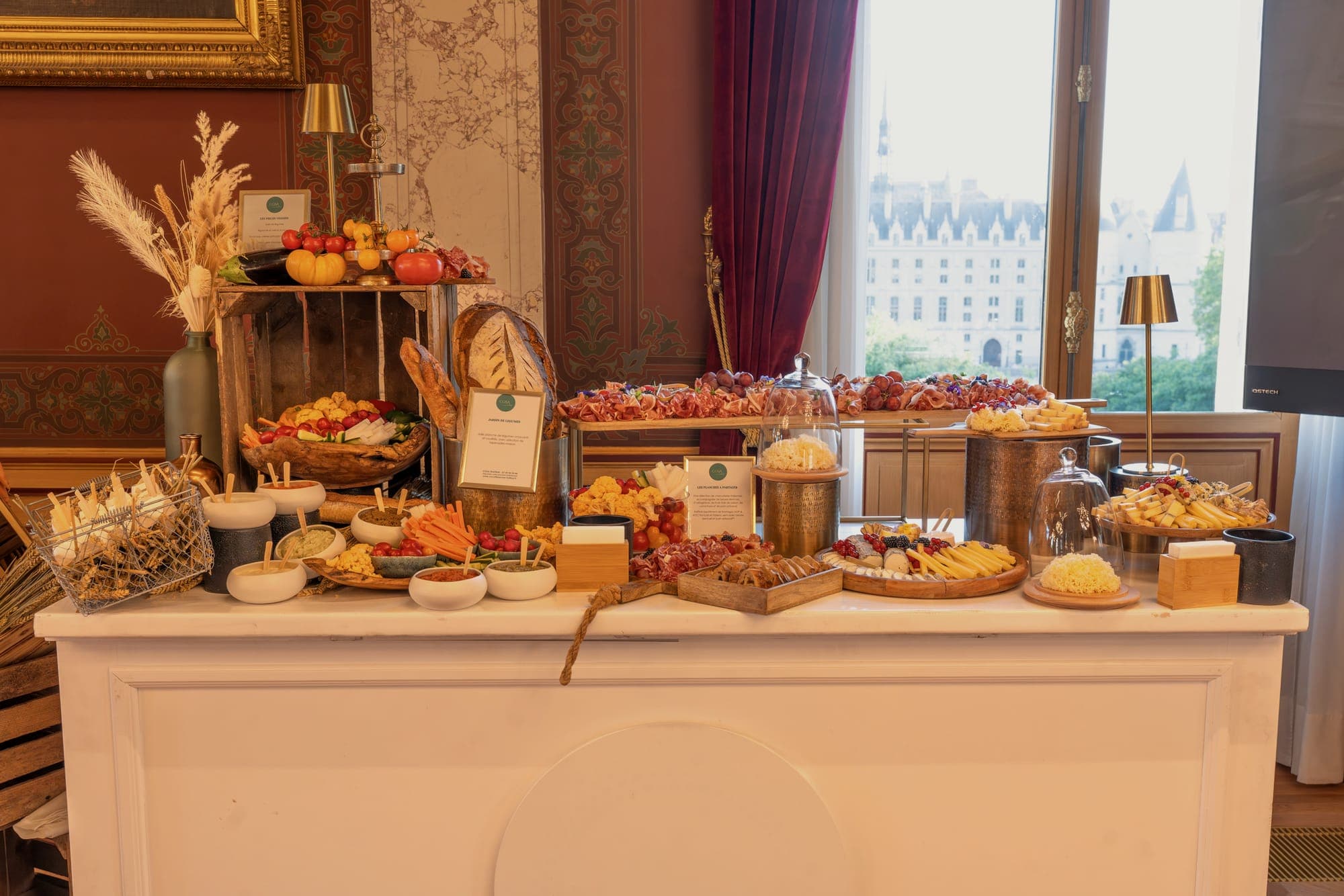 Buffet dressé avec pampas devant les fenêtres du salon