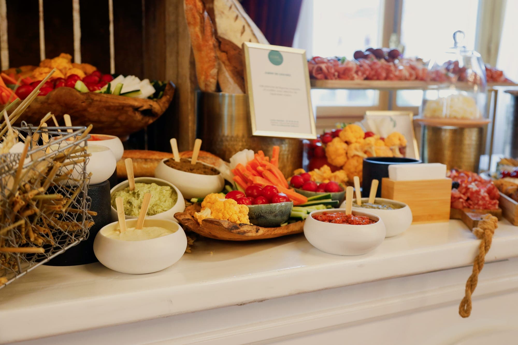 Buffet de planches, bols et cloches dressé en volumes