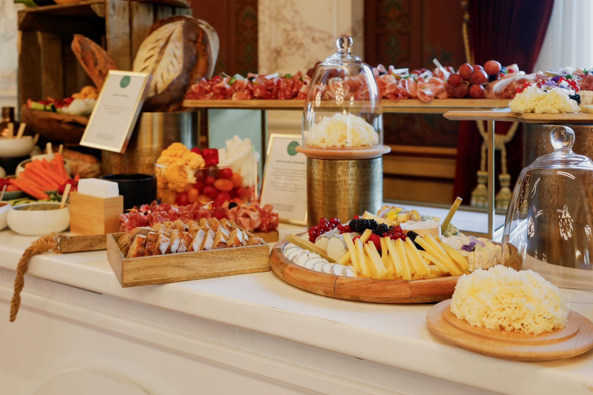 Détail d'un buffet : planches, fromages, charcuteries