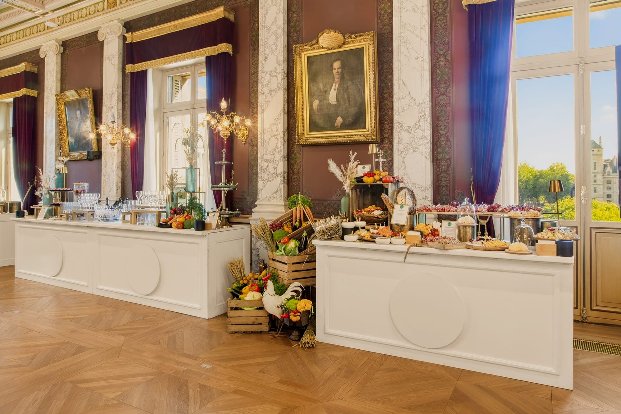 Buffet dressé dans une salle à parquet avant l'arrivée des invités