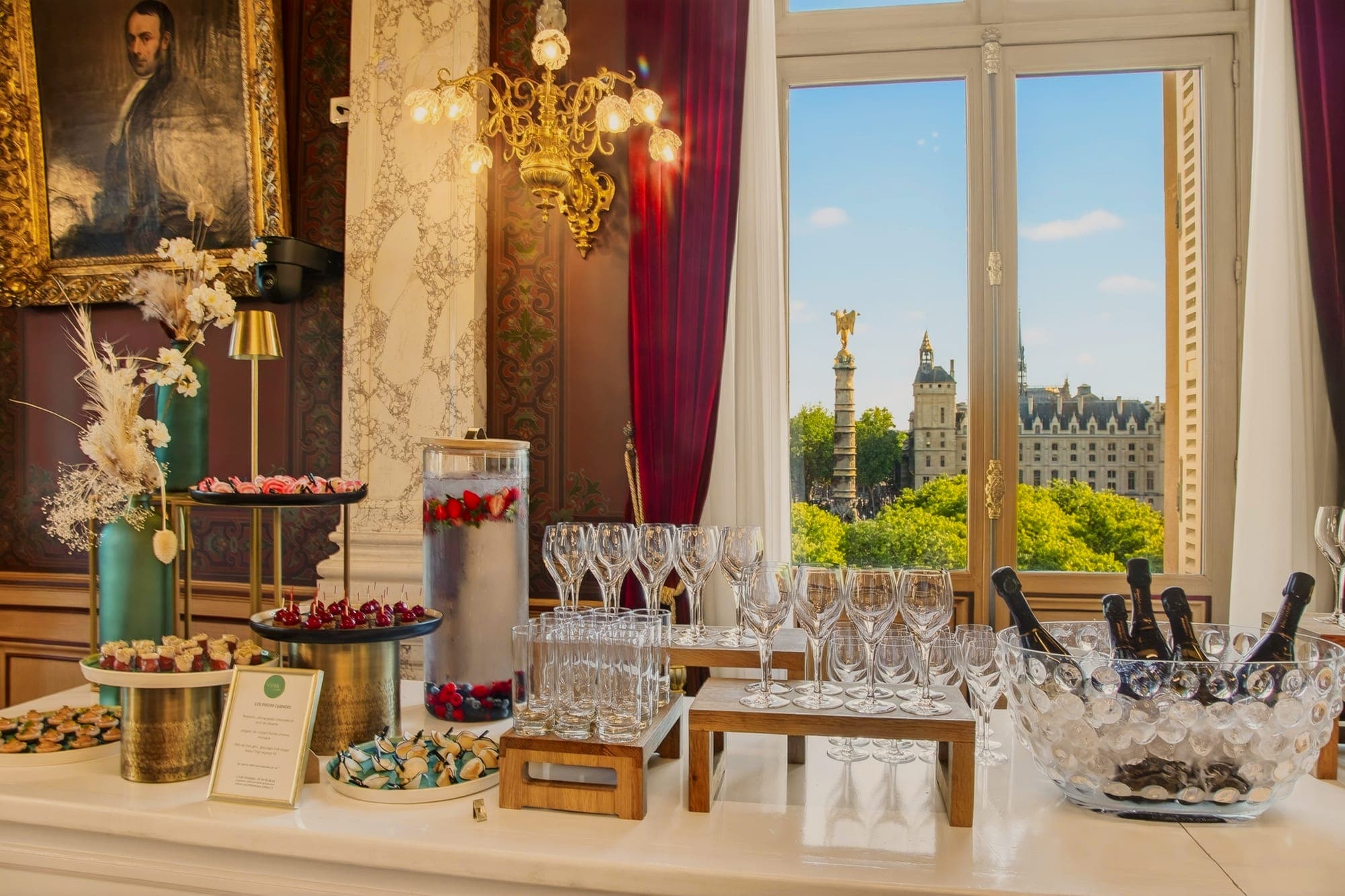 Buffet dressé dans un salon d'honneur avec vue sur la ville