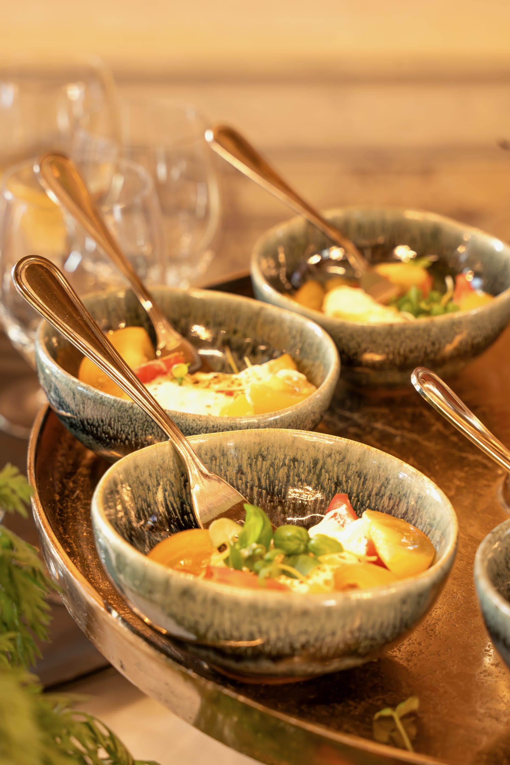 Bouchées servies en bols de céramique et cuillères