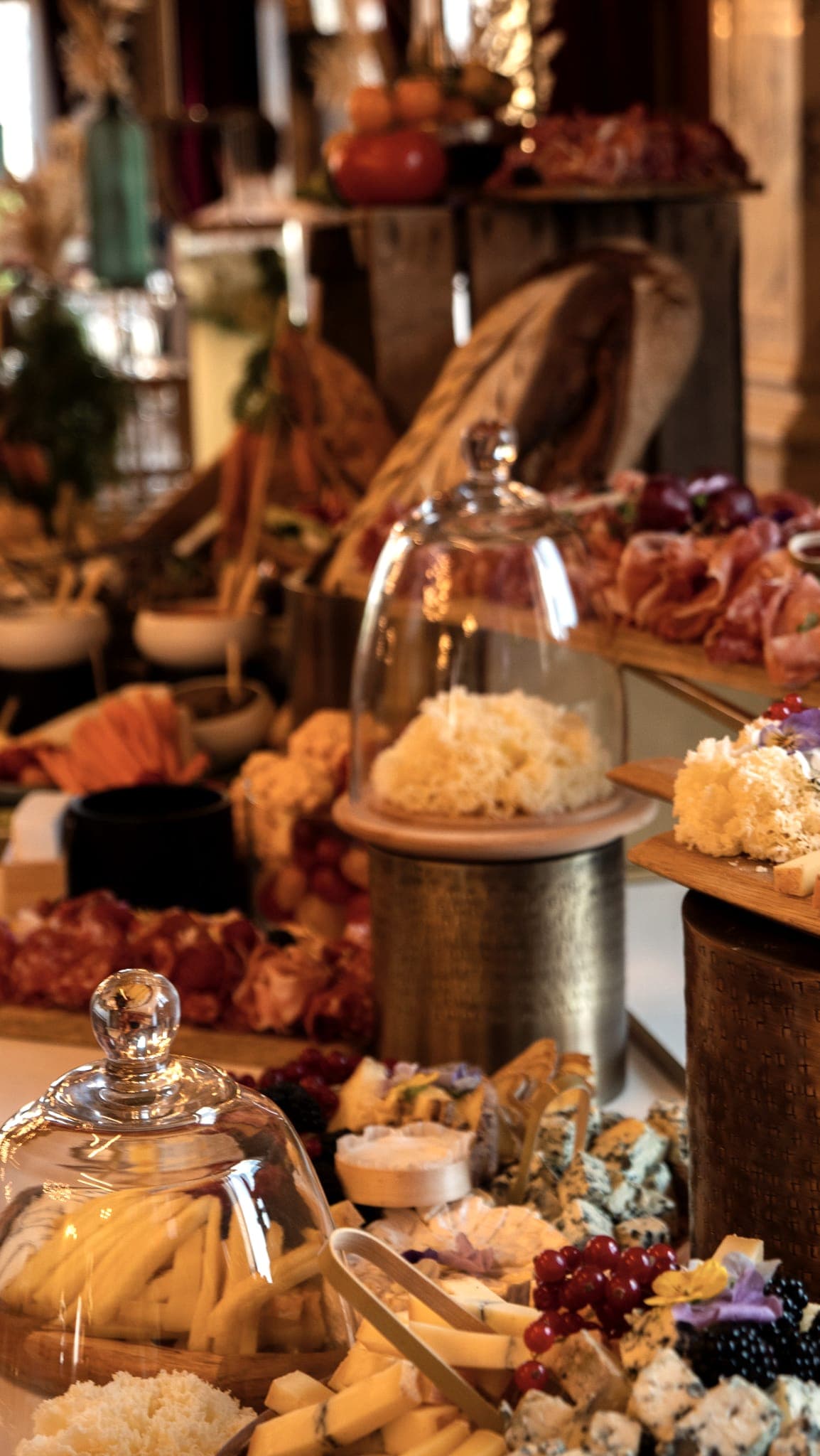 Buffet de cocktail dressé sous cloches de verre