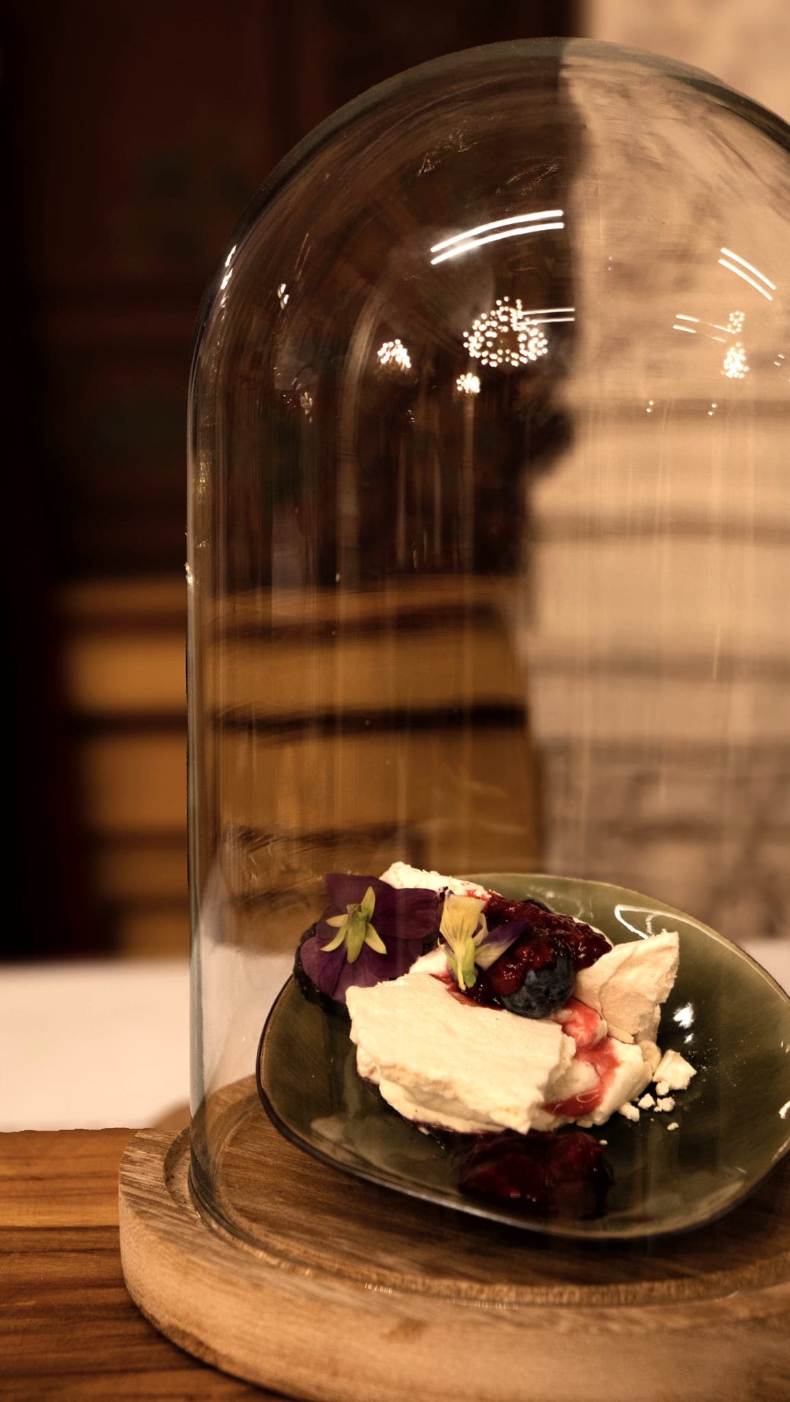 Dessert dressé sous cloche, service à l'assiette