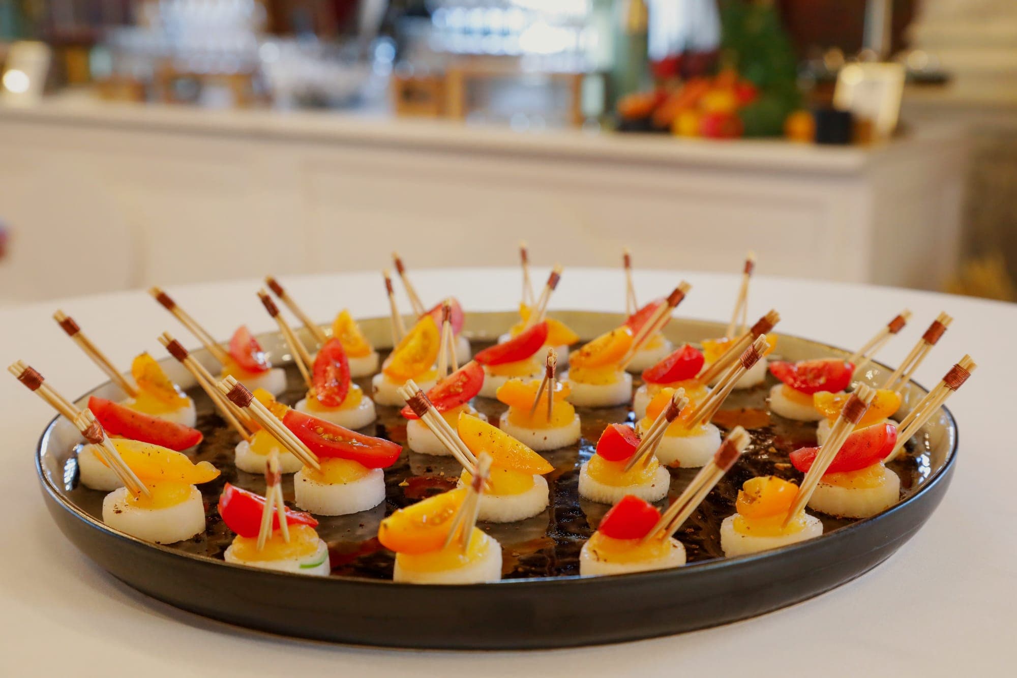 Plateau de pièces cocktail présentées sur pics