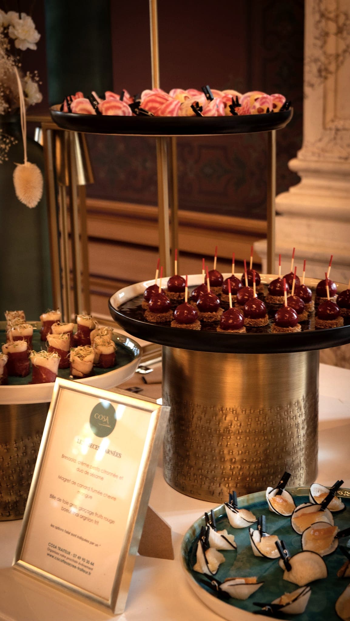Pièces cocktail dressées sur présentoir en laiton