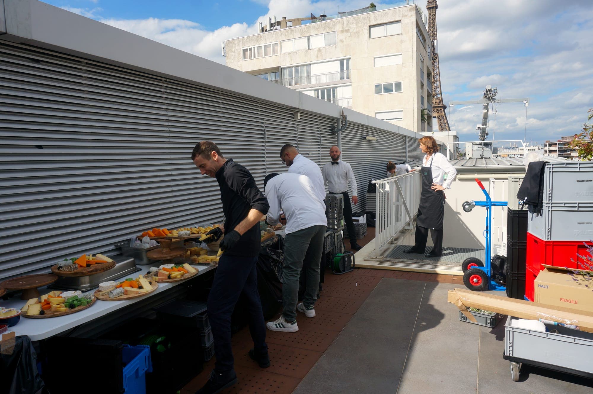 Montage d'un buffet sur un toit-terrasse parisien