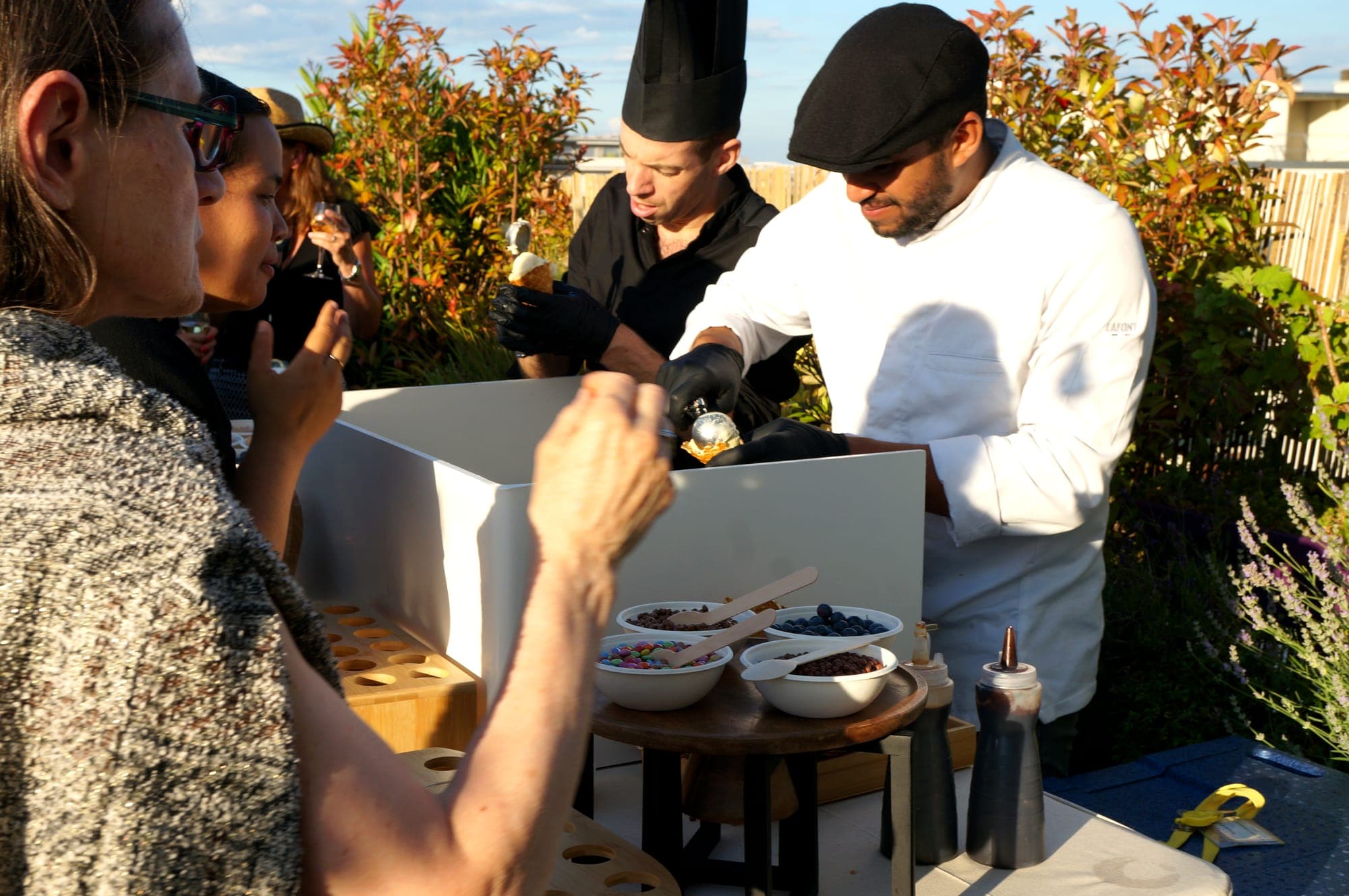 Animation culinaire assurée en extérieur devant les invités