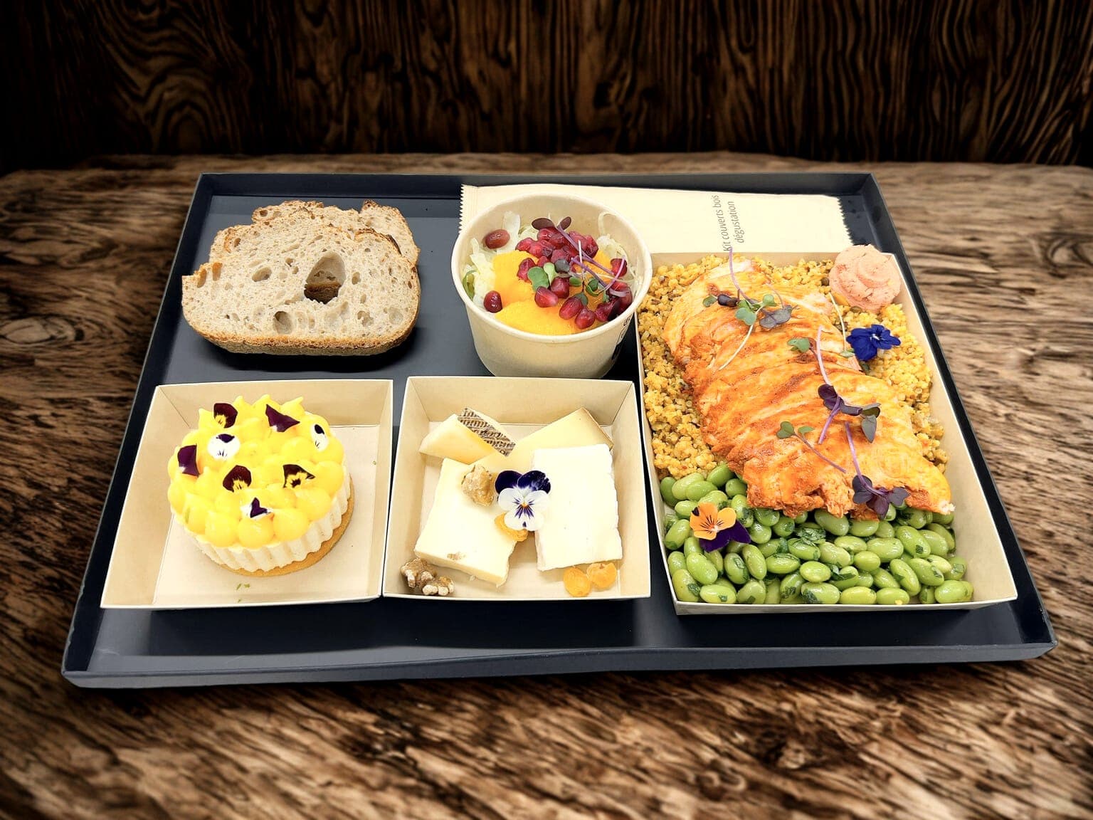 Plateau-repas au saumon gravlax, fromage et dessert