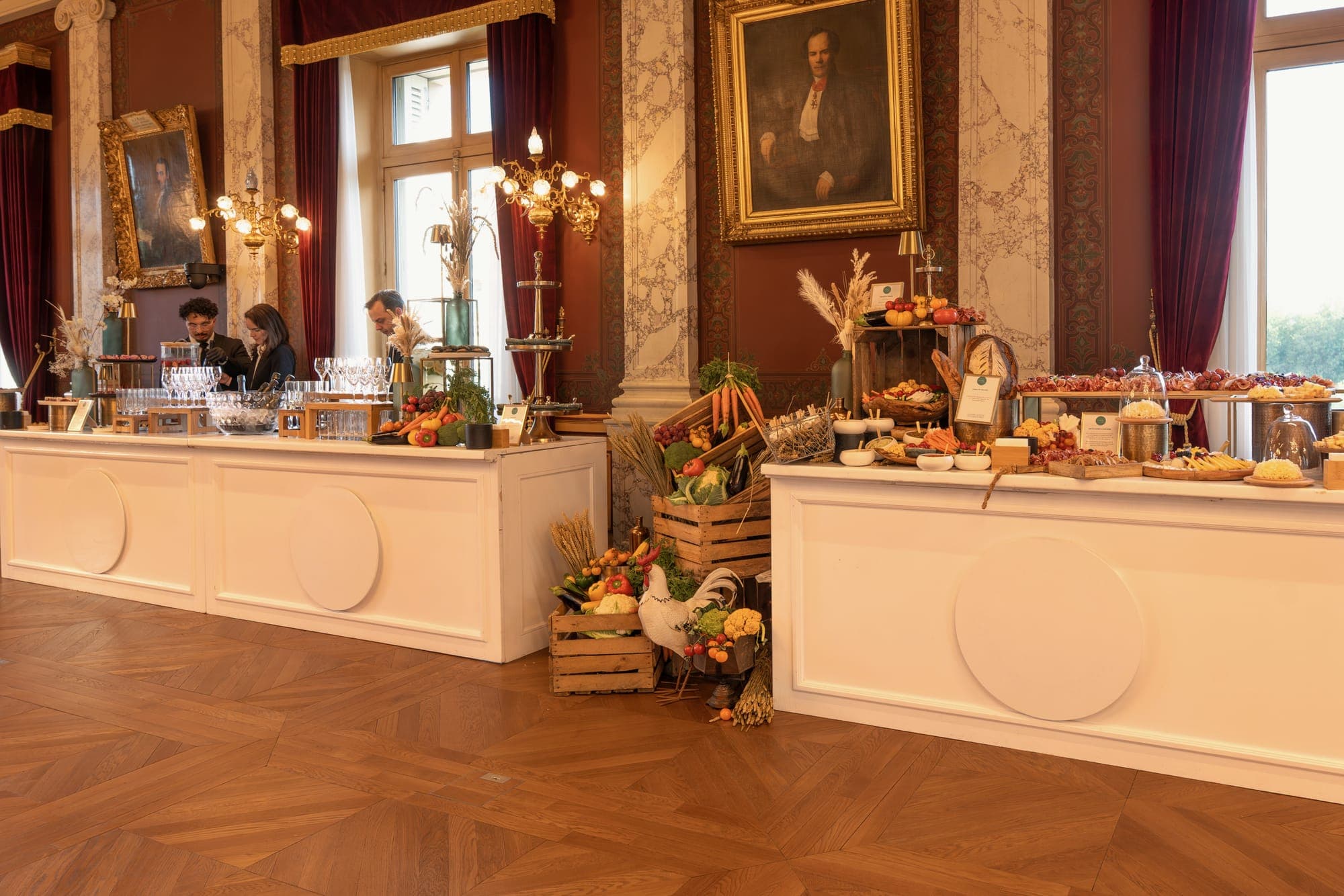 Buffet en enfilade installé dans une salle de réception