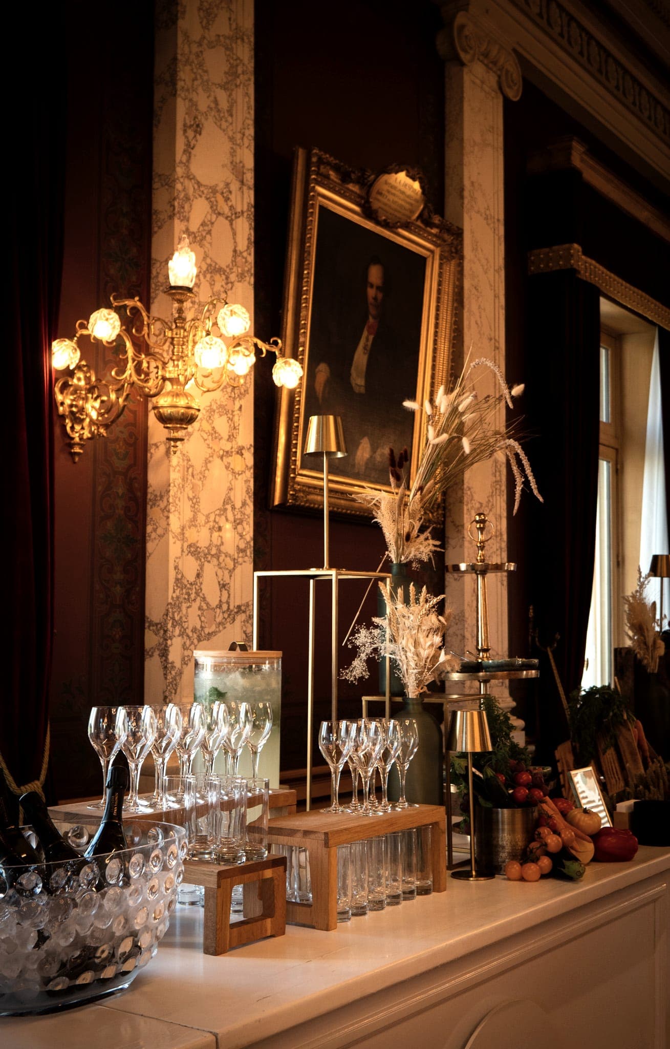 Coupes et buffet dressés sous un chandelier de salon