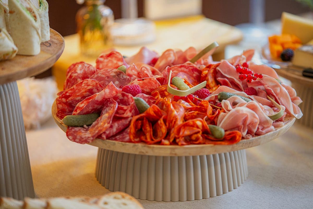 Plateau de charcuteries dressé sur pied