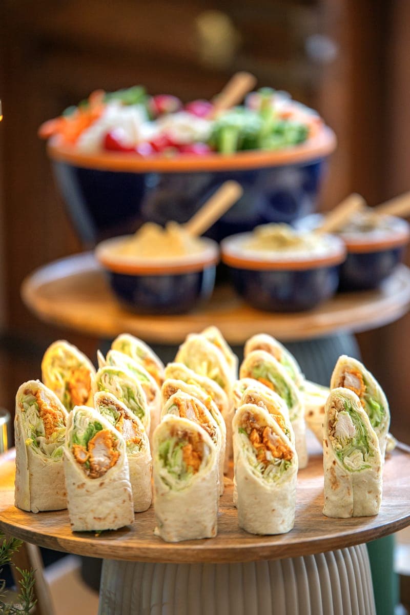 Wraps et salades dressés sur présentoir pour une pause