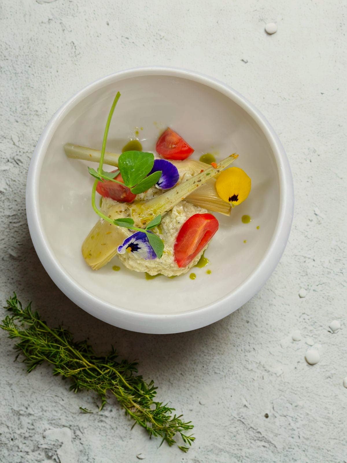 Assiette végétale et fleurs comestibles
