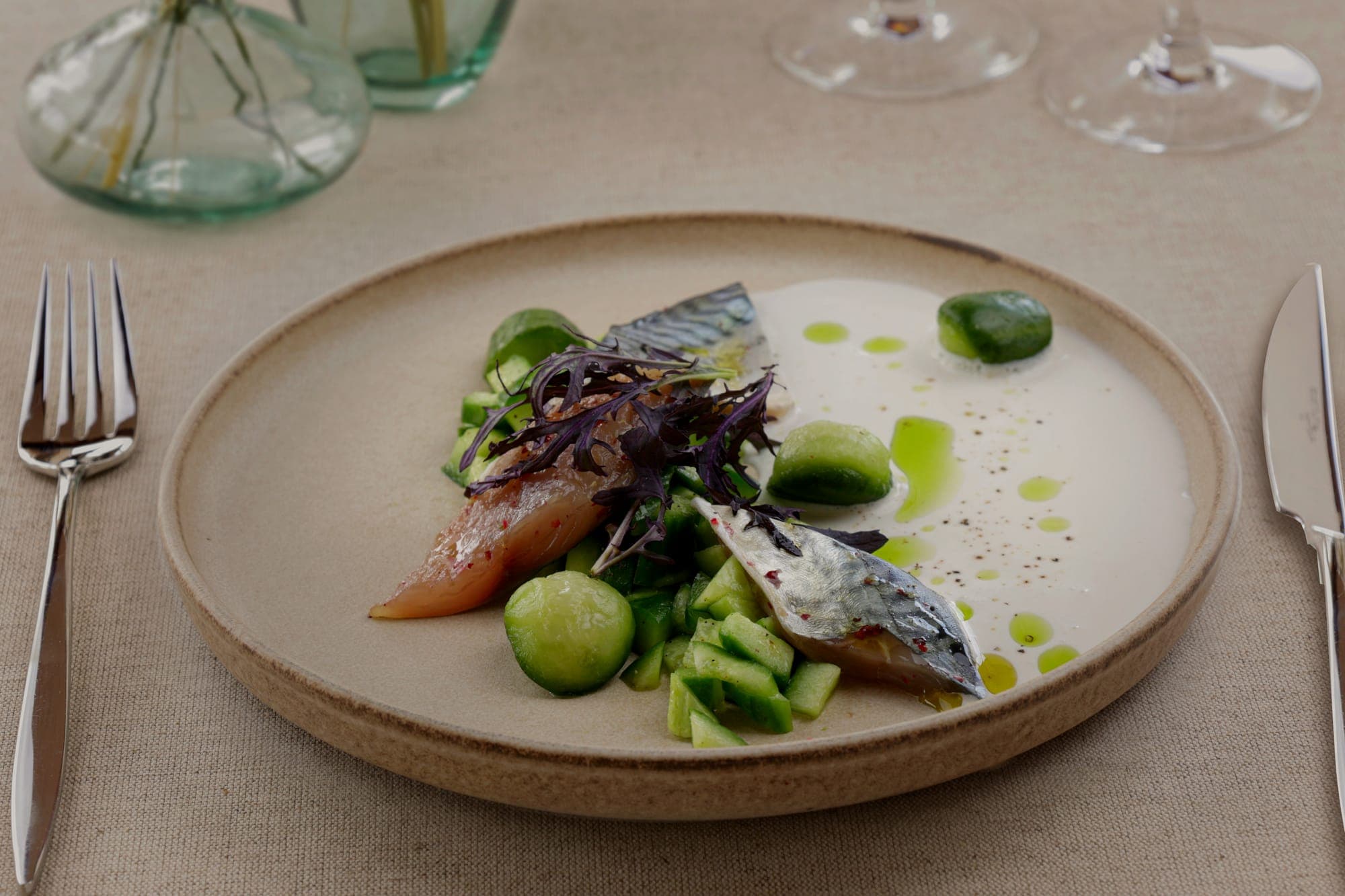 Maquereau gravlax et légumes croquants dressés à l'assiette