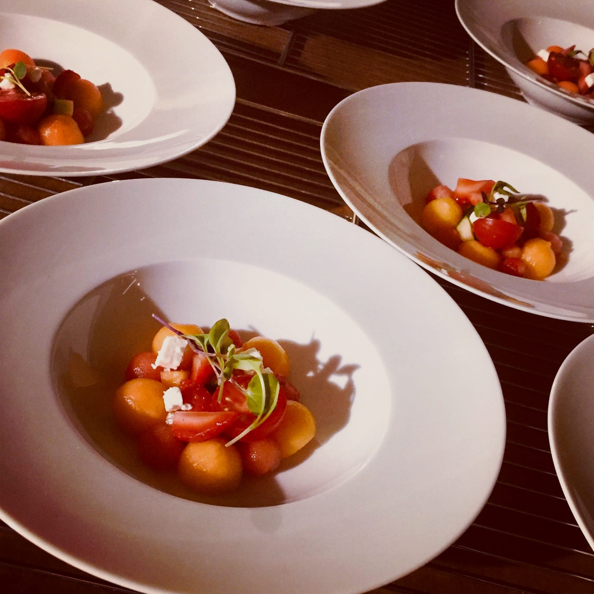 Assiettes alignées avant l'envoi en salle